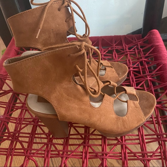 70’s Vibe strappy heels - Picture 2 of 3